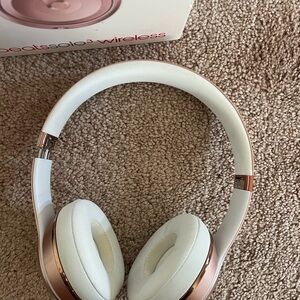 Beats Solo Wireless 3 Rose Gold Headphones